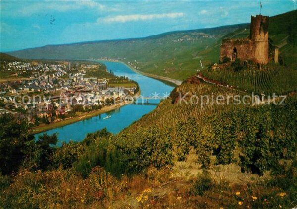 Bernkastel-Kues Moselpartie mit Burg Landshut