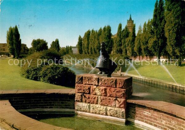Kleve Schüsterken Brunnen mit Schwanenburg