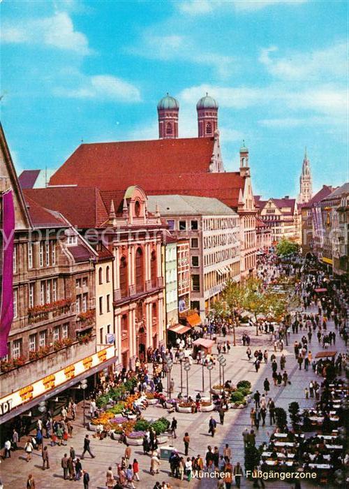 Muenchen Fussgängerzone Türme der Frauenkirche