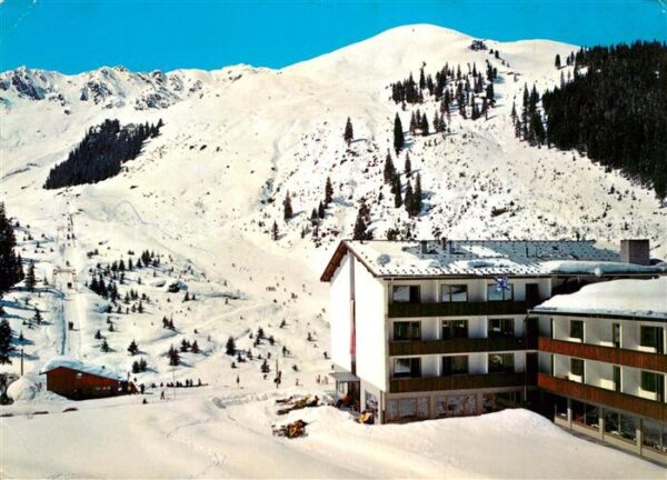 Hochfuegen Berghotel mit Lamarklift im Zillertal W
