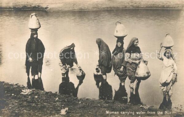 Aegypten Frauen holen Wasser vom Nil
