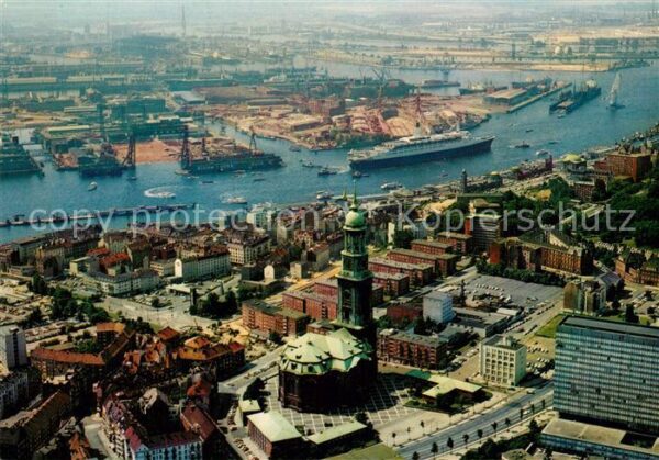 Hamburg Michaeliskirche und Hafen mit Queen Eli