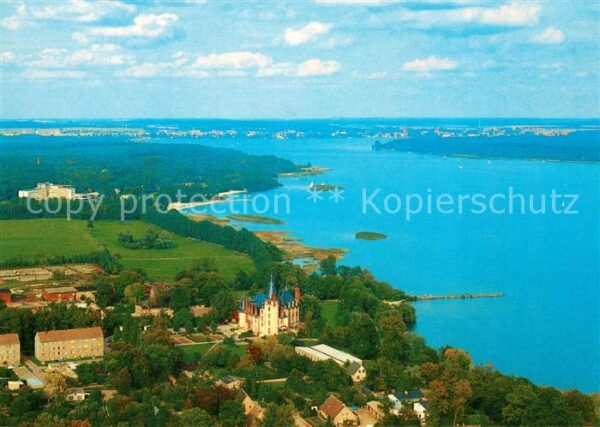 Klink Waren Schloss im Hintergrund Müritz Hotel und