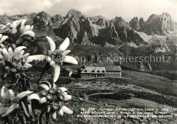 Schlernhaeuser gegen Rosengartengruppe Dolomiten