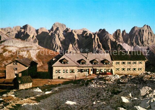 Schlernhaeuser gegen den Rosengarten Dolomiten