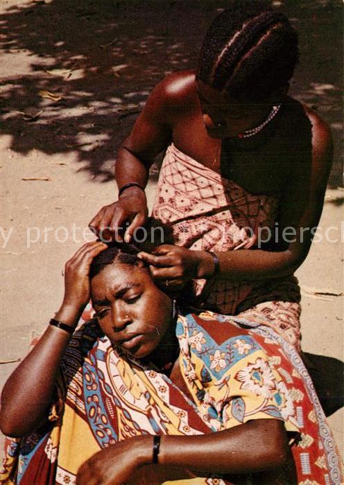 Typen Afrika Tansania Afrikanerinnen beim Frisieren