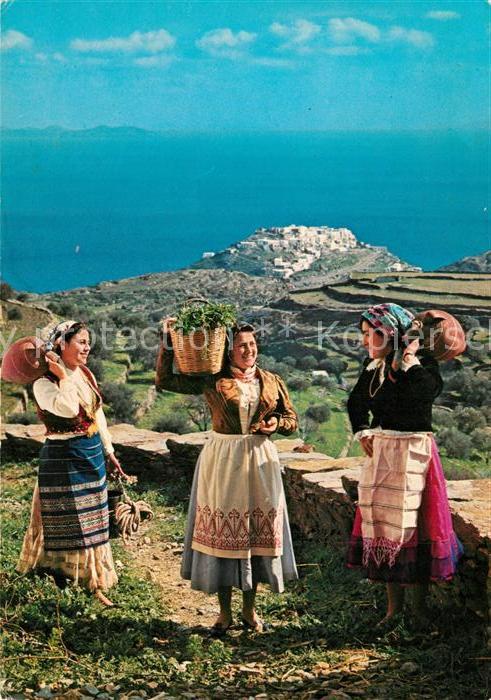 Griechenland Greece Frauen bei der Feldarbeit Trachten Meer