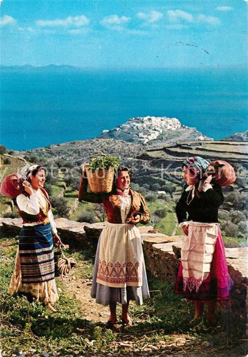 Griechenland Greece Junge Frauen bei der Feldarbeit Trachte