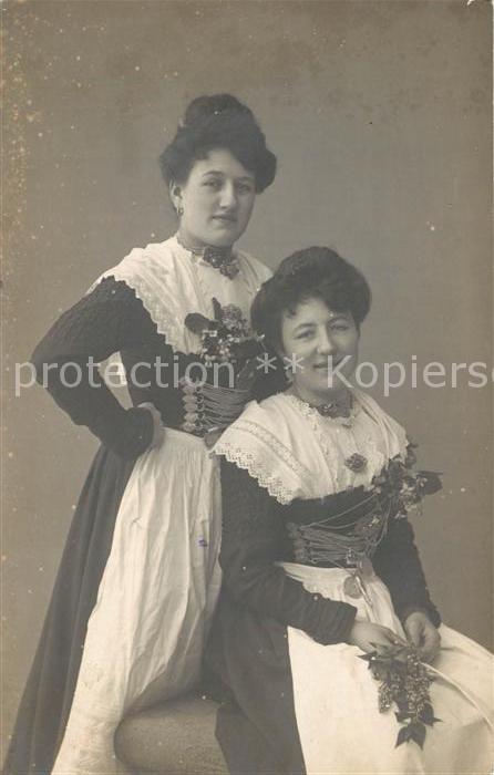 Tegernsee Frauen mit Dirndl Bräustübl