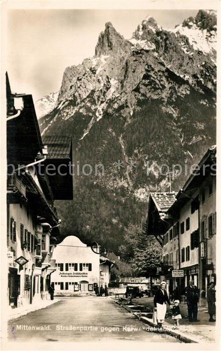 Mittenwald Bayern Straßenpartie gegen Karwendelgebirge