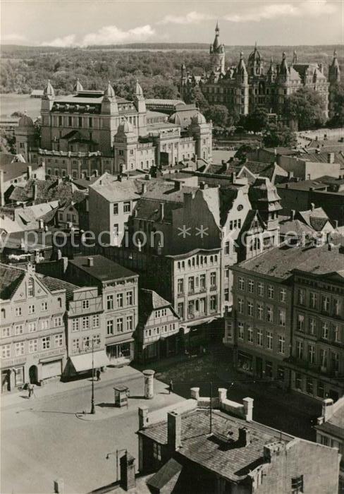 Schwerin Mecklenburg Markt mit Staatstheater und Schloss Fli