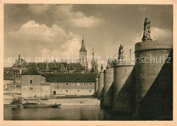 Wuerzburg Mainbrücke mit Blick aufs Rathaus