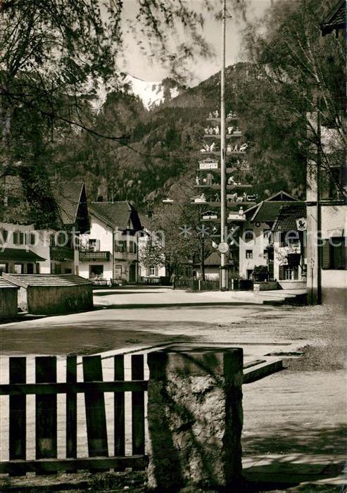 Grassau Chiemgau Dorfplatz mit Maibaum
