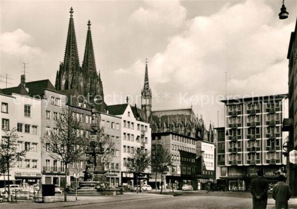 Koeln Rhein Alter Markt Denkmal van Werth Domtürme