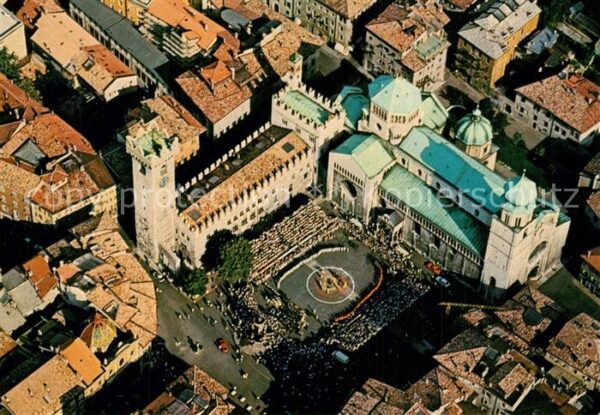 Trento Piazza Duomo con la Cattedrale e Palazz