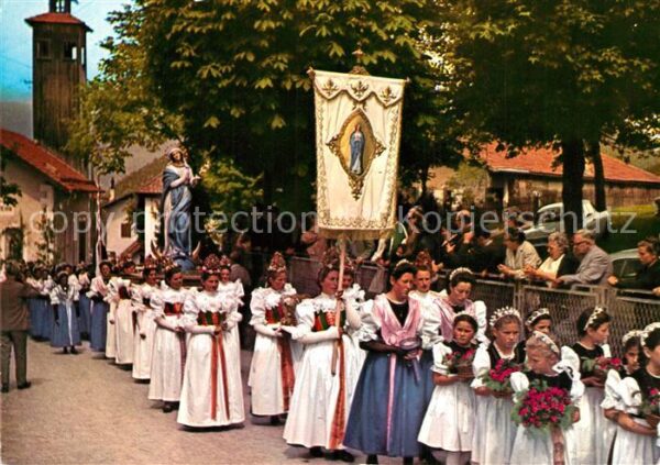 Kastelruth Suedtirol Frauen in Tracht