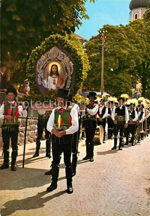 Kastelruth Suedtirol Männer in Tracht