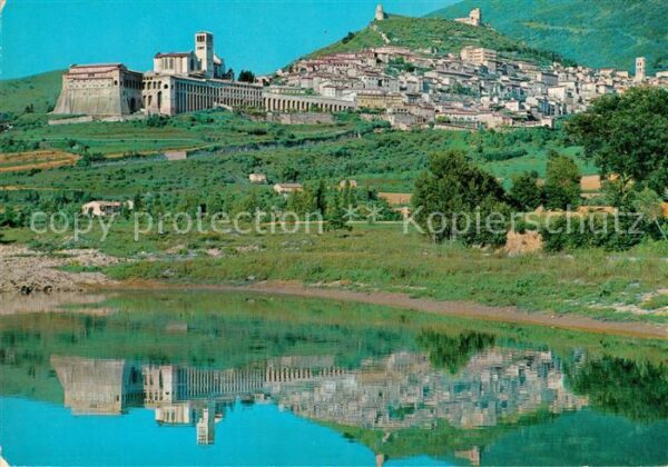 Assisi Umbria La Città si specchia nelle acque del Te
