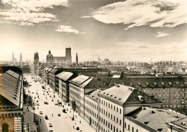Muenchen Föhn über der Stadt Ludwigstrasse
