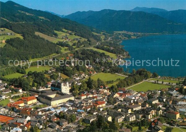 Mondsee Salzkammergut Fliegeraufnahme mit Pfarrkirche und Sch
