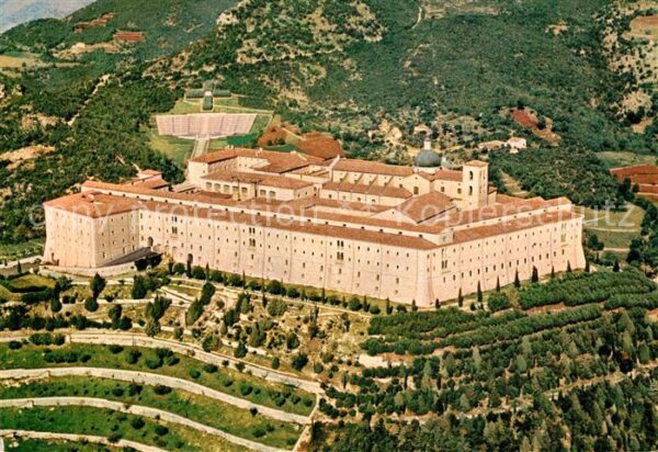 Montecassino Abbazia vista dall aereo Kloster Fliege