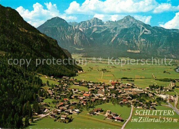Schlitters Tirol Ortskern mit Rofangebirge Fliegeraufnah