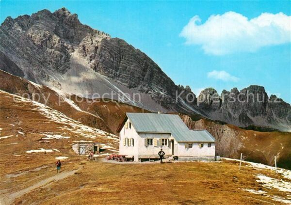 Kaiserjochhaus mit Vallesin und Zwölferspitze Stubaier