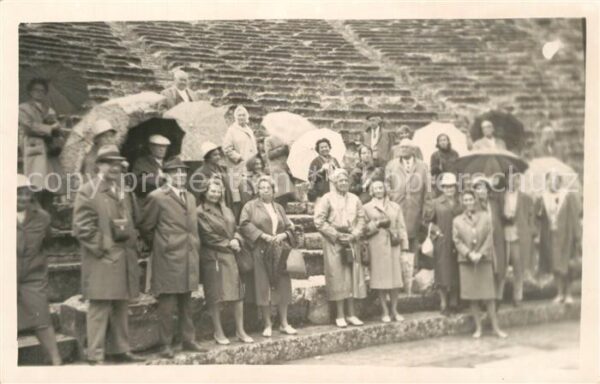 Epidauros Gruppenfoto auf den Stufen des Theaters