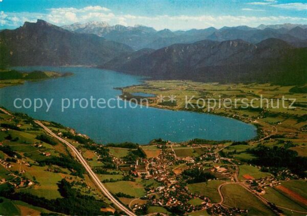 Mondsee Salzkammergut Fliegeraufnahme mit Schafberg und Hoher