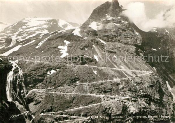Romsdal Trolistigveien Bispen i bakgr Gebirgspa