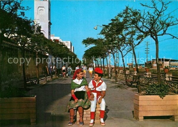 Malgrat de Mar Paseo del mar Promenade Kinder Trachten