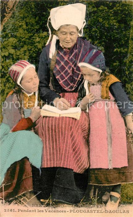 Trachten Frankreich Jeunes filles et grand-mère Costumes de