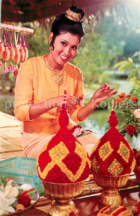 Thailand Junge Frau mit Blumendekotation