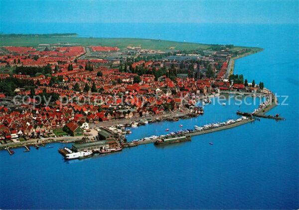Volendam Fliegeraufnahme mit Hafen