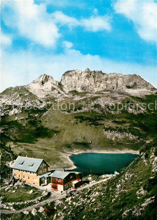 Freiburgerhuette am Formarinsee gegen rote Wand