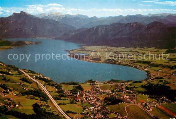 Mondsee Salzkammergut Fliegeraufnahme mit Schafberg Hoher Dac