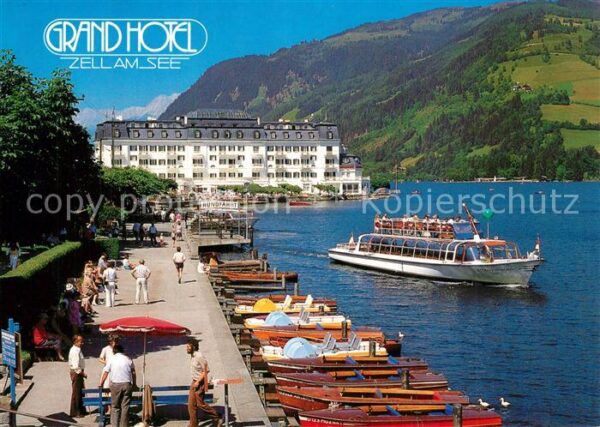 Zell See Seepromenade mit Grand Hotel und Schiff
