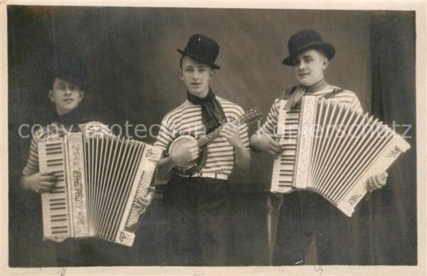Musikinstrument Akkordeon Jungs Hut