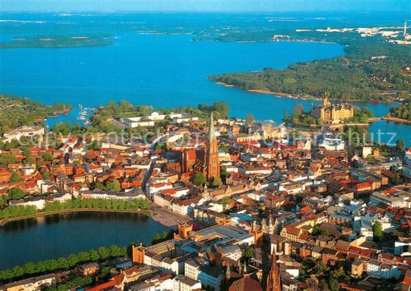 Schwerin Mecklenburg Altstadt mit Pfaffenteich Dom und Schlo