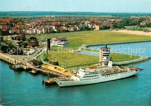 Cuxhaven Nordseebad Alte Liebe mit Stadtblick Fliegeraufnah