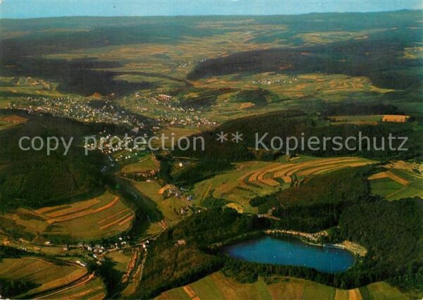 Daun Eifel Fliegeraufnahme mit Gemündener Maar