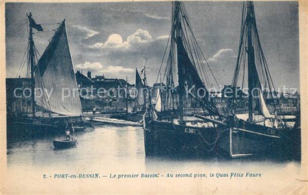 Port-en-Bessin Le premier Bassin Au second plan le Qua