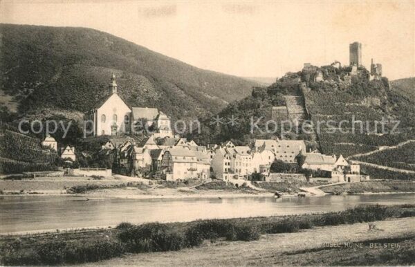 Beilstein Mosel Blick über die Mosel zum Ort mit Burgru