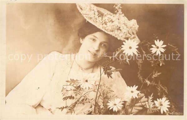 Foto AL Nr. 1242/2 Frau Hut Blumen
