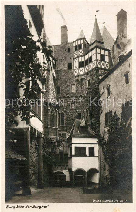 Burg Eltz Burghof