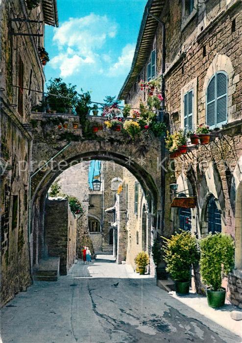 Assisi Umbria Mittelalterliche Strasse mit Blumen ges