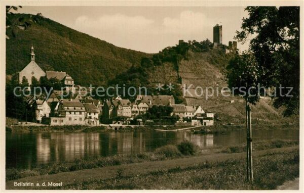 Beilstein Mosel Uferpartie an der Mosel Blick zur Burgr