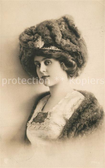 Foto GLCo Nr. 2799/8 Frau Hutmode