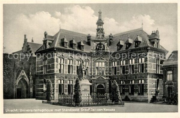Utrecht Universiteitsgebouw met Standbeeld Graa