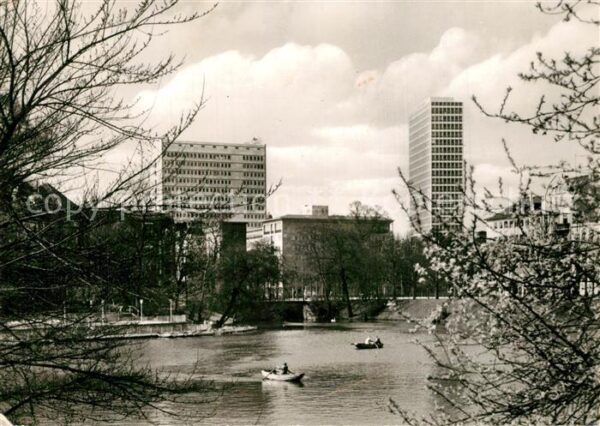 Duesseldorf Schwanenspiegel Teich Hochhäuser